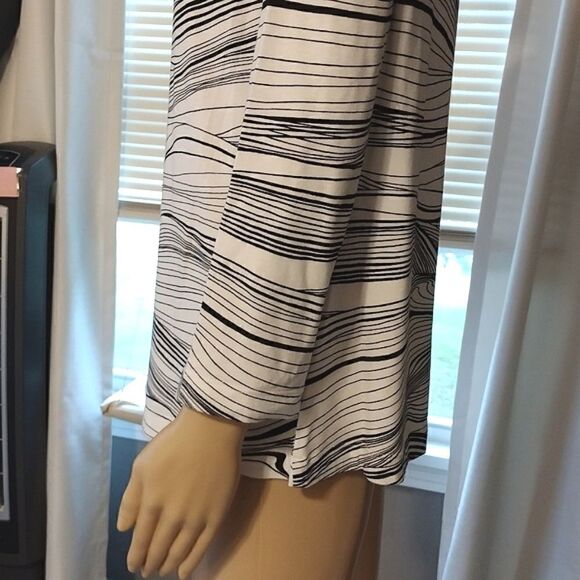 St John Women's Size Large Black and White Wave Striped Long Sleeve Shirt - Picture 10 of 10